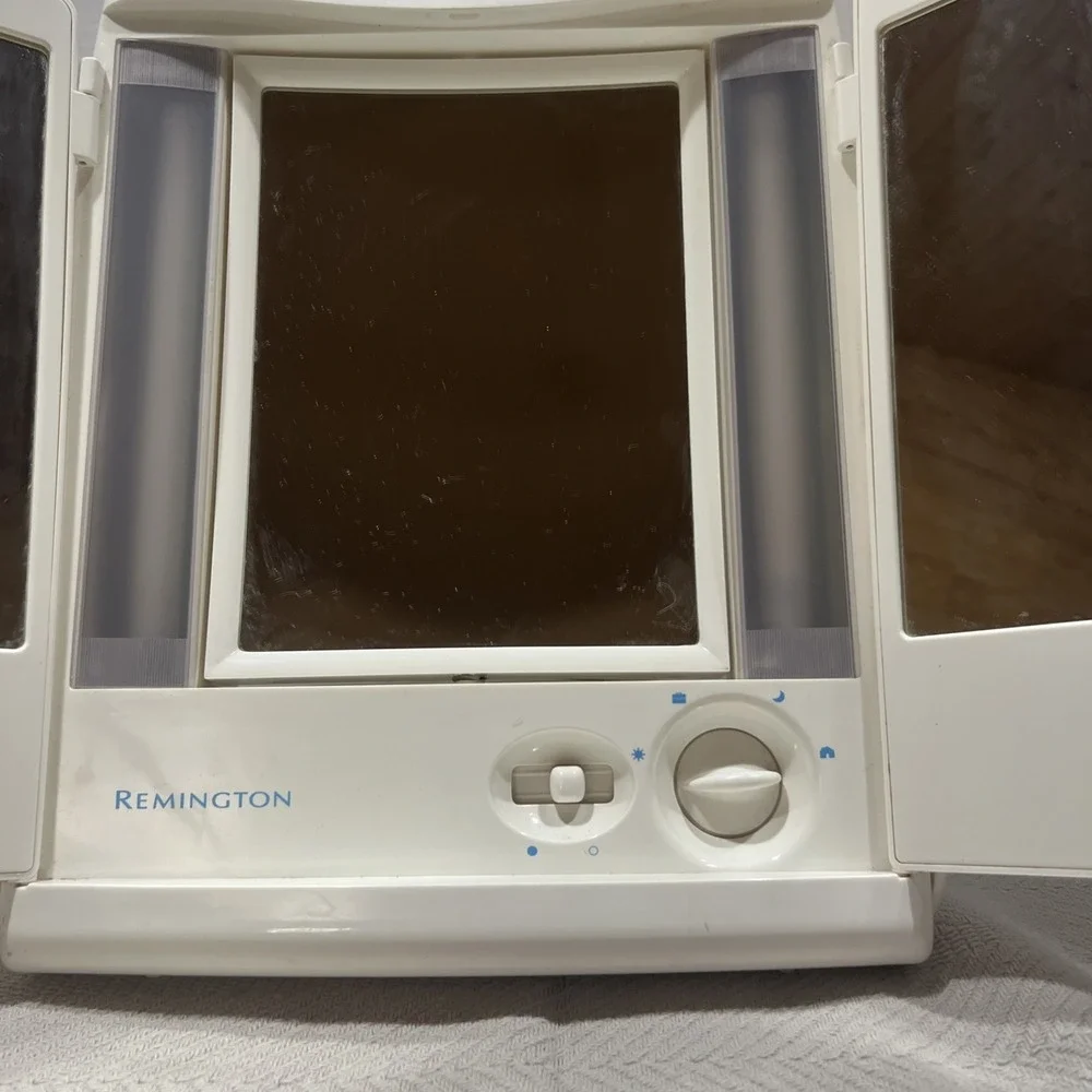 VINTAGE REMINGTON MAKE UP MIRROR 4 LIGHT SETTINGS True To Light Folding